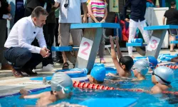 Bursa'da Başkan Vekili Biba'dan minik yüzücülere ziyaret
