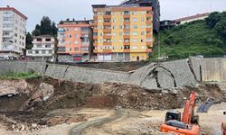 Rize'de yurt inşaatında istinat duvarı yıkıldı, yolun bir bölümü çöktü