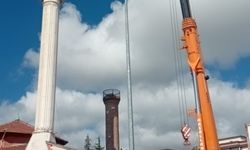 Tokat'ta geçen yılki depremlerde zarar gören minare kontrollü olarak yıkıldı