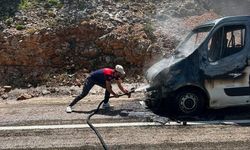 Tokat'ta seyir halindeki kamyonet yanarak kullanılamaz hale geldi