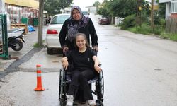 Üniversite öğrencilerinden özel gereksinimli bireylere tekerlekli sandalye hediyesi