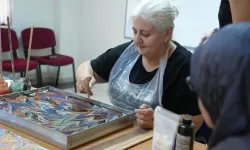 Ankara Keçiören'de şehit yakınlarına ebru sanatı workshopu