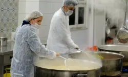 Antalya Muratpaşa her gün 3 çeşit yemekle içleri ısıtıyor