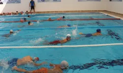 Antalya'da vatandaşlar eğitmenler eşliğinde yüzme öğreniyor