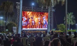Mersin'de çocuklar açık havada sinema keyfi yaşadı