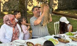 TORUNLARIYLA BİRLİKTE AĞIRLADI