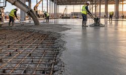 ŞANTİYELERDE SESSİZ DEĞİŞİM, BETON ZEMİNLERDE ÇELİK HASIRIN YERİNİ FİBER DONATI ALIYOR