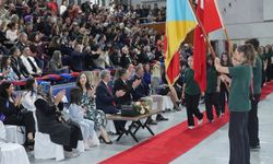 MEZUNLAR YENİLERE ROZET TAKTI