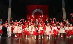 Başkan Genç, miniklerin Cumhuriyet coşkusuna ortak oldu