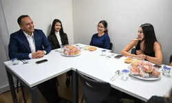 Bornova'da Başkan Eşki'den yurtta kalan öğrencilere anlamlı ziyaret