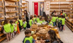 Bornova'nın minikleri 50 zeytin fidanını toprakla buluşturdu