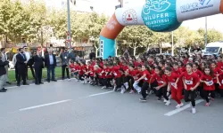 Bursa Nilüfer'de bin 749 öğrenci Cumhuriyet'e koştu