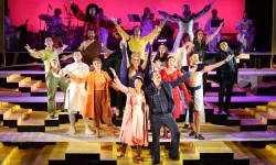 Bursa'da Nilüfer Kent Tiyatrosu yeni sezonu 'Lüküs Hayat' ile açtı