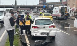 KAVŞAK GİRİŞİNDE KAZA, SÜRÜCÜ YARALANDI