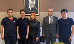 ÖĞRENCİLERDEN ERDEMİR'E PROJE SUNUMU