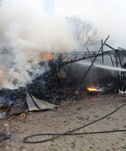 Amasya'da depoda çıkarak ahır ve samanlığa sıçrayan yangın söndürüldü