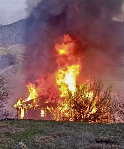Boyabat'ta çıkan yangında iki katlı ahşap ev yandı
