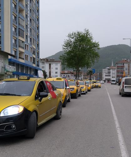 Bozkurt ve Abana ilçelerinde taksiciler öldürülen meslektaşları için konvoy yaptı