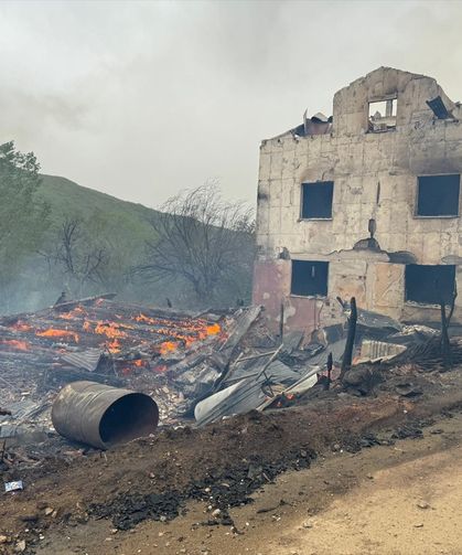Kastamonu'da 2 ev, sera ve ahırlar yandı, 4 büyükbaş hayvan öldü