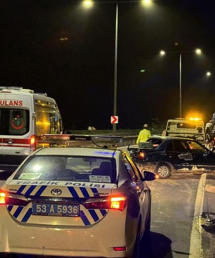 Rize'de zincirleme trafik kazasında 1'i ağır 2 kişi yaralandı