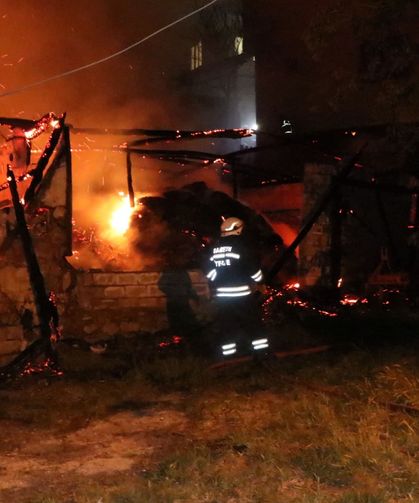 Samsun'da çıkan yangında iki katlı ahşap ev ile samanlık ve depo yandı
