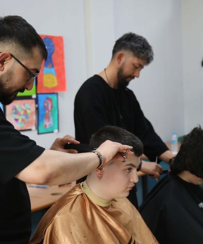 Samsun'da kuaförlerden kırsal bölgedeki ve özel eğitim alan öğrencilere saç bakımı