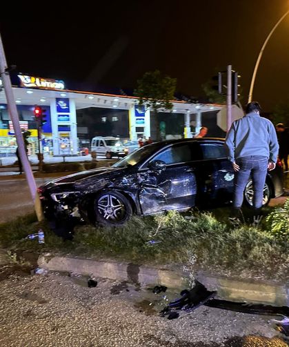 Düzce'de otomobille hafif ticari aracın karıştığı kazada 3 kişi yaralandı
