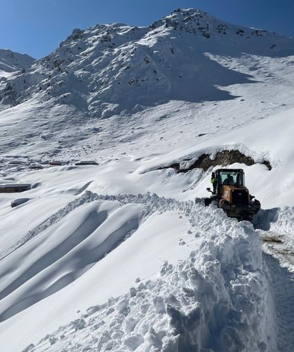 Artvin'de kar nedeniyle yaylada mahsur kalan 5 kişi kurtarıldı