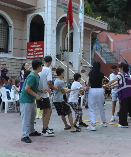 İzmit'in mahallelerinde geleneksel şenlikte binlerce çocuk buluştu
