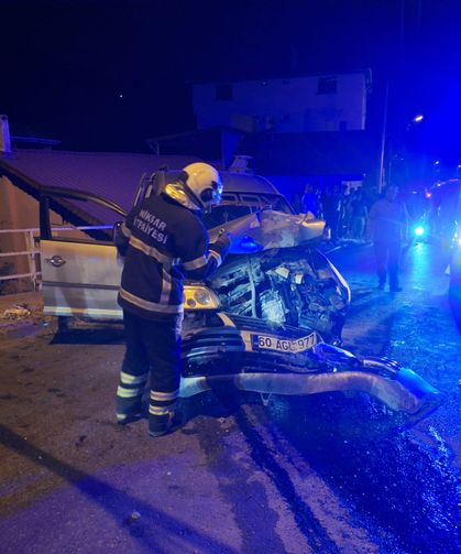 Tokat'ta elektrik direğine çarpan araçtaki 3 kişi yaralandı