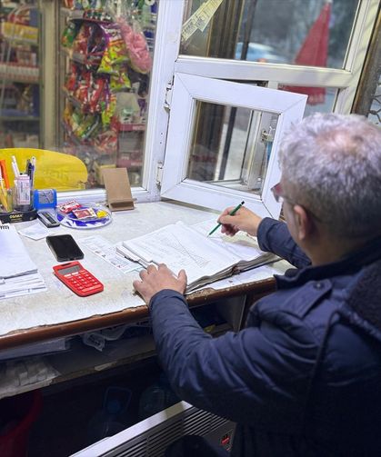 Çorum'da mahalle bakkalındaki 250 bin liralık borç hayırsever çift tarafından ödendi