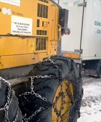 Amasya'da cenaze kardan yolu kapanan köye özel idare ekiplerince ulaştırıldı