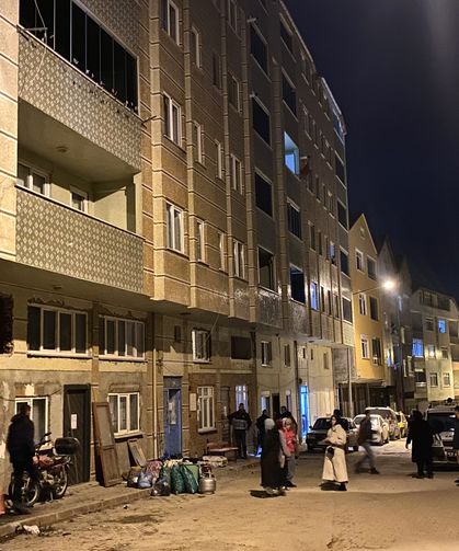 Sinop'ta 7 katlı bina istinat duvarının yıkılma riskine karşı boşaltıldı