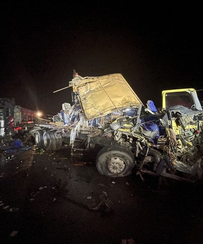 Anadolu Otoyolu'nda kamyon ile tırın çarpışması sonucu 1 kişi yaralandı
