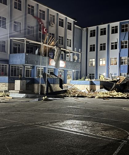 Düzce'de kuvvetli rüzgarda çatısı uçan lisede yarın eğitime ara verildi