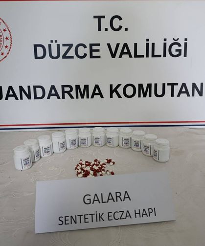 Düzce'de sentetik eczaları araçtan yol kenarına atan şüpheli gözaltına alındı