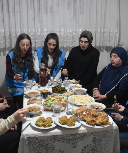 Gümüşhane'de üniversite öğrencileri ramazanda yaşlıları yalnız bırakmıyor
