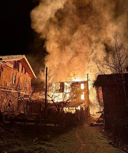 Karabük'te 2 katlı ahşap ev yandı