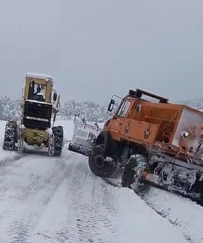 Niksar'da Özel İdaresi ekipleri kar nedeniyle yolda mahsur kalan aracı kurtardı