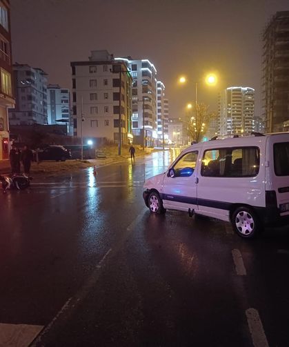 Samsun'da kamyonet ile motosikletin karıştığı kaza anı güvenlik kamerasına yansıdı