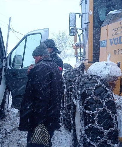 Tokat'ta yolu kardan kapanan köyde rahatsızlanan hasta ekiplerce hastaneye ulaştırıldı