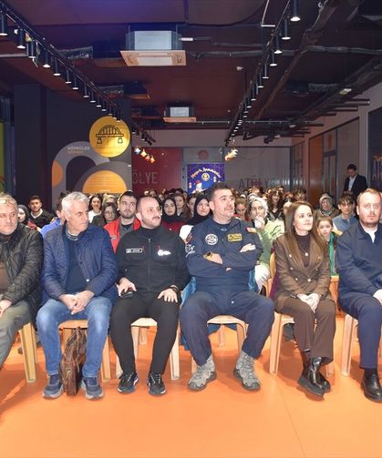 Türkiye'nin ilk deneysel test pilotu Özpala, Trabzon'da öğrencilerle bir araya geldi