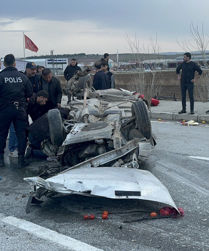 Çorum'da devrilen otomobildeki 3 kişi yaralandı