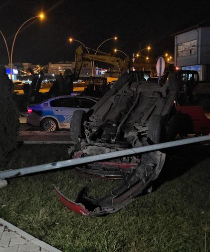 Çorum'da devrilen otomobilin sürücüsü yaralandı