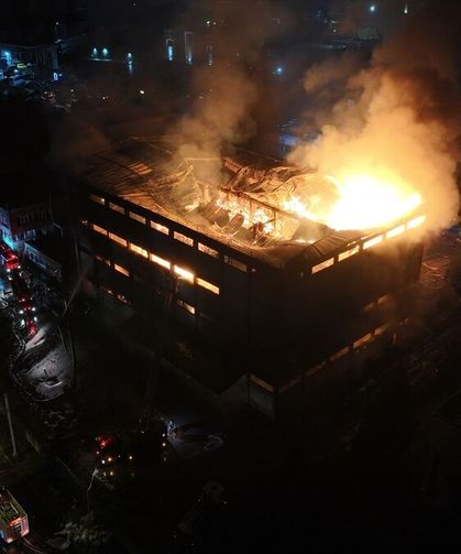 GÜNCELLEME 2 - Trabzon'da fındık fabrikasının deposunda çıkan yangına müdahale ediliyor