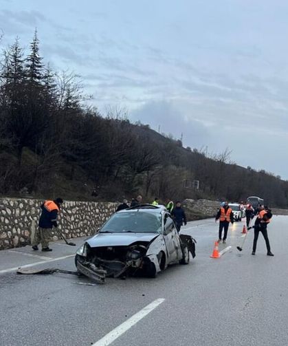 GÜNCELLEME - Amasya'da refüje çarpan otomobildeki 1 kişi öldü, 3 kişi yaralandı