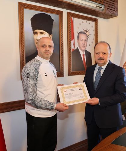 Kastamonu Valisi Dallı, voleybolda Türkiye şampiyonu olan öğrencilerle bir araya geldi