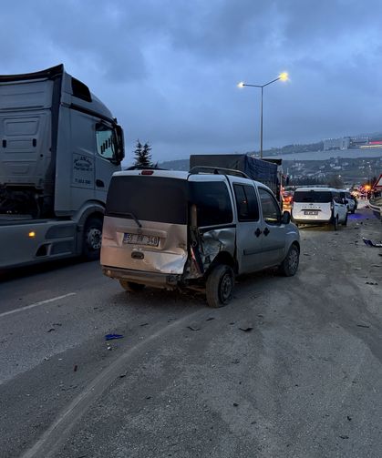 Samsun'da freni boşalan tırın 4 araca çarpması sonucu 6 kişi yaralandı