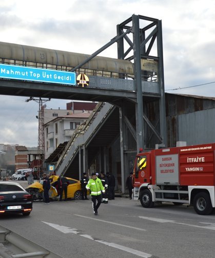 Samsunda üst geçide çarpan otomobilin sürücüsü ağır yaralandı