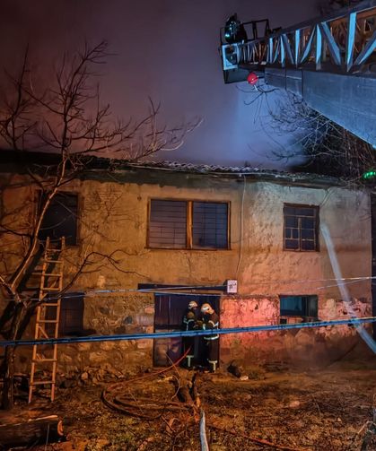 Tokat'ta çıkan yangında 2 katlı ev kullanılmaz hale geldi